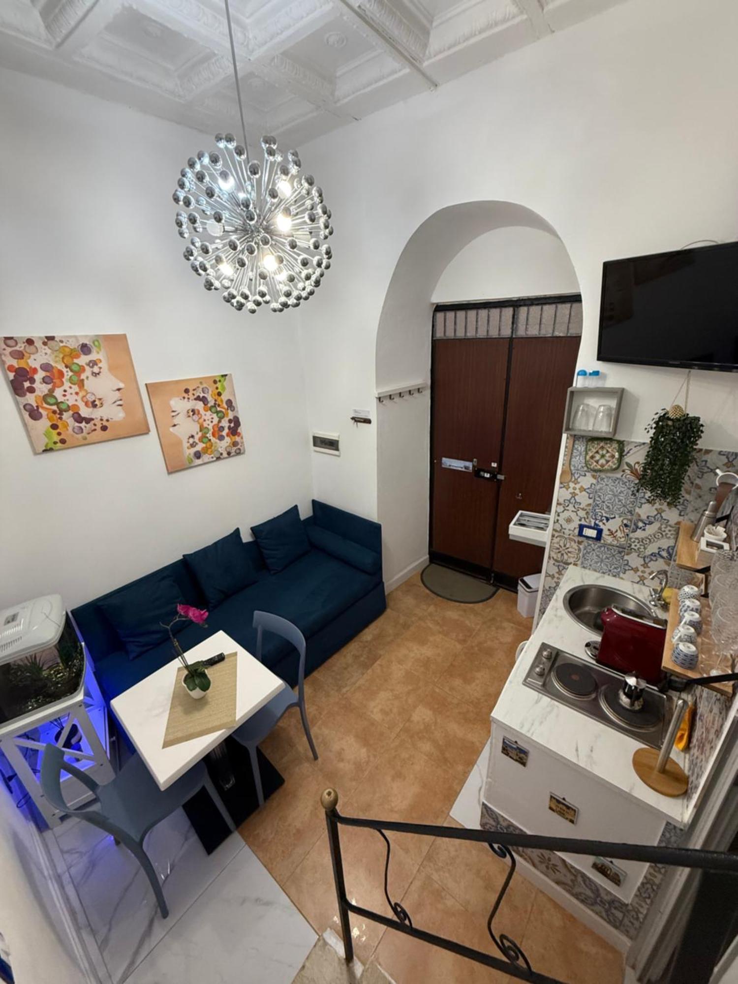 Caminneci Palace & Apartment